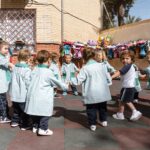 Niños de infantil bailando en el patio