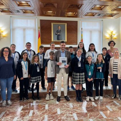 Entrega del Periódico del colegio MAS Calderón al alcalde de Gandia