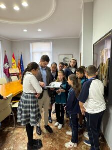 Entrega del Periódico del colegio MAS Calderón al alcalde de Gandia